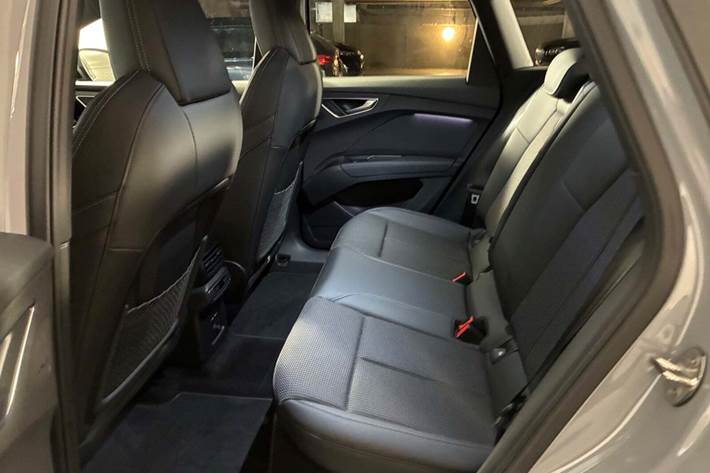 Grå Audi Q4 e-tron fra 2025