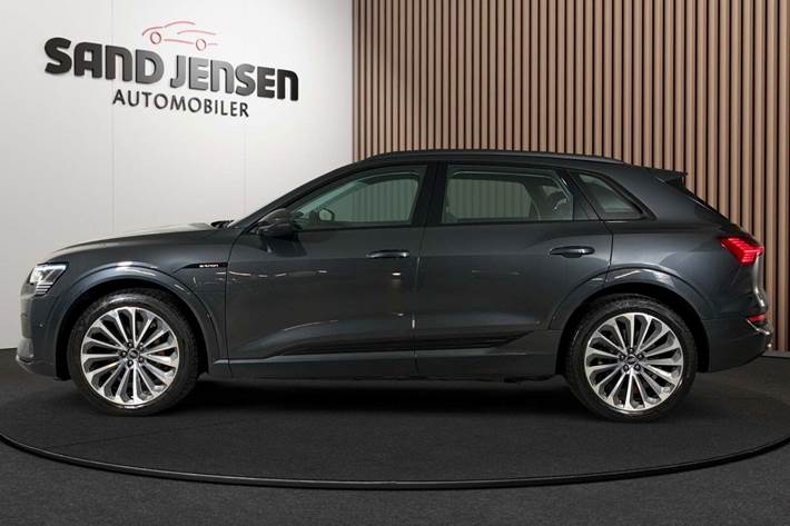 Grå Audi e-tron fra 2023