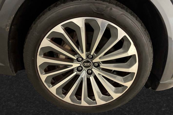 Grå Audi e-tron fra 2023