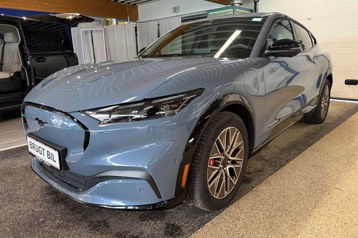 Blå Ford Mustang Mach-E fra 2024