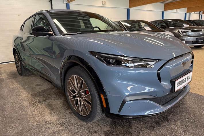 Blå Ford Mustang Mach-E fra 2024