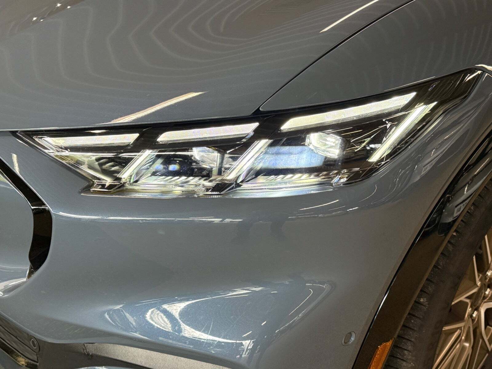 Blå Ford Mustang Mach-E fra 2024