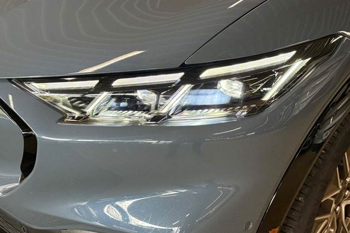 Blå Ford Mustang Mach-E fra 2024