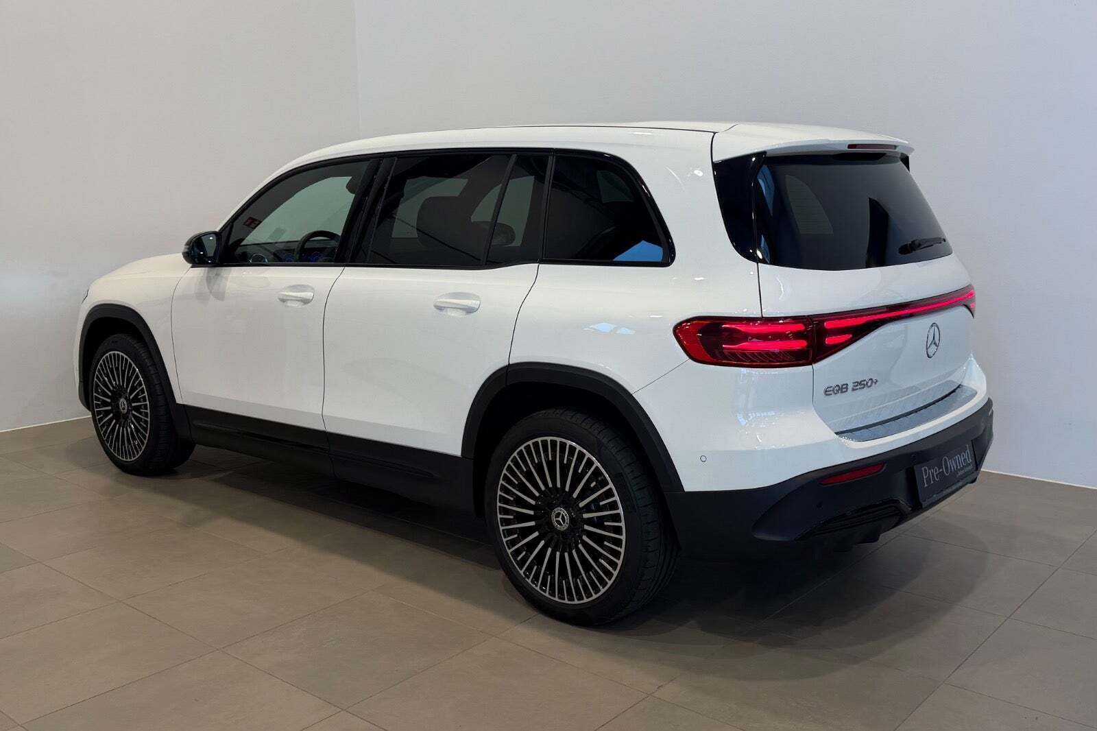 Hvid Mercedes EQB250+ fra 2025