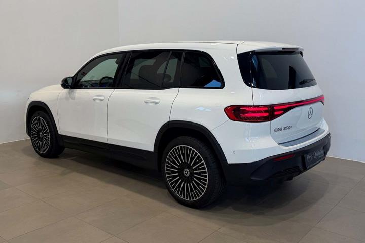 Hvid Mercedes EQB250+ fra 2025