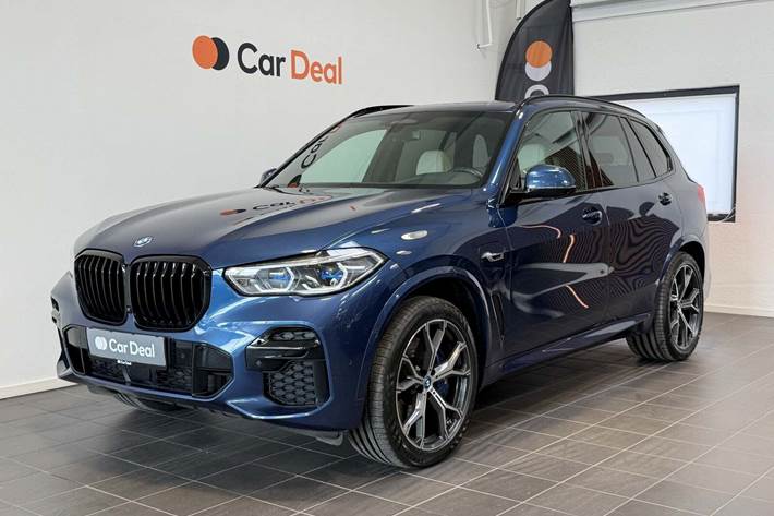 Blå BMW X5 fra 2022 set udefra