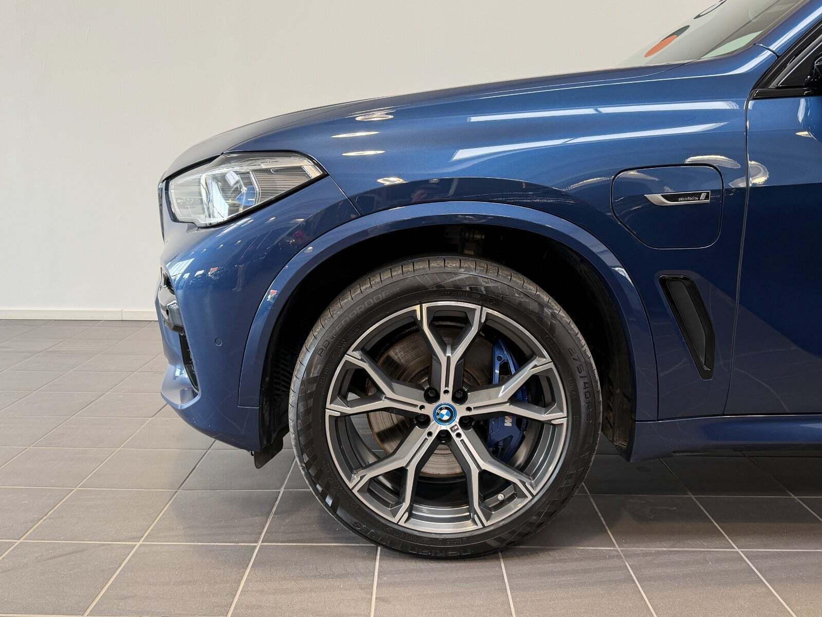 Blå BMW X5 fra 2022