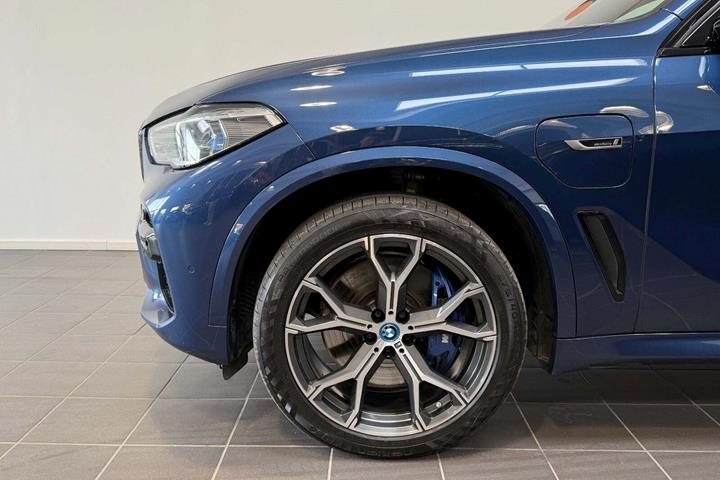 Blå BMW X5 fra 2022