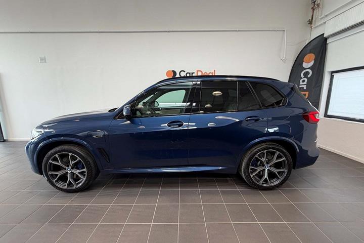 Blå BMW X5 fra 2022
