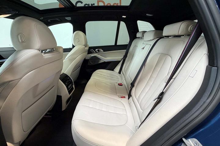 Blå BMW X5 fra 2022