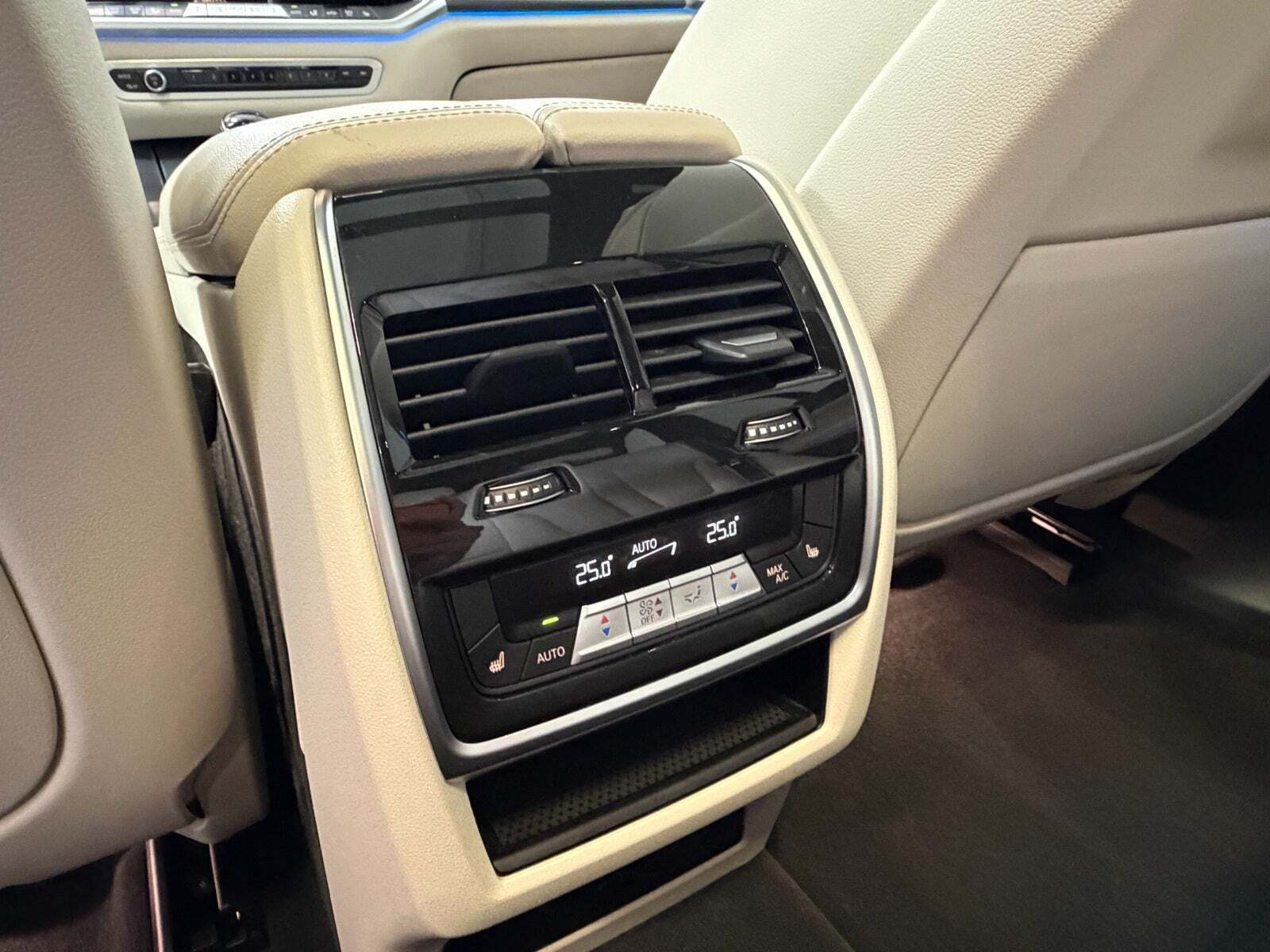 Blå BMW X5 fra 2022