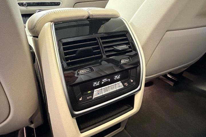 Blå BMW X5 fra 2022