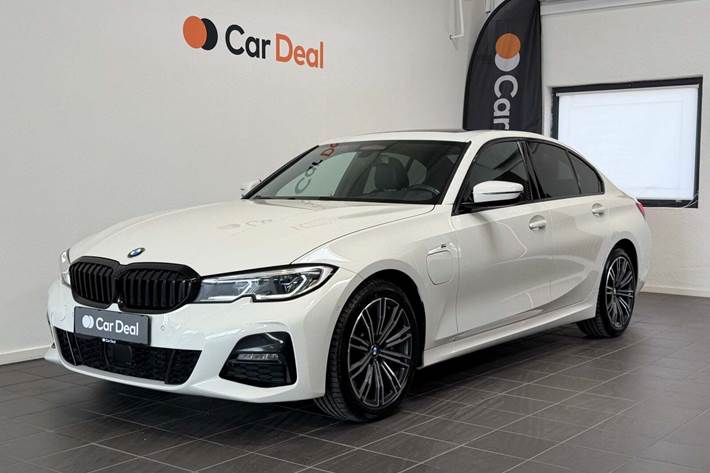 Hvid BMW 330e fra 2019