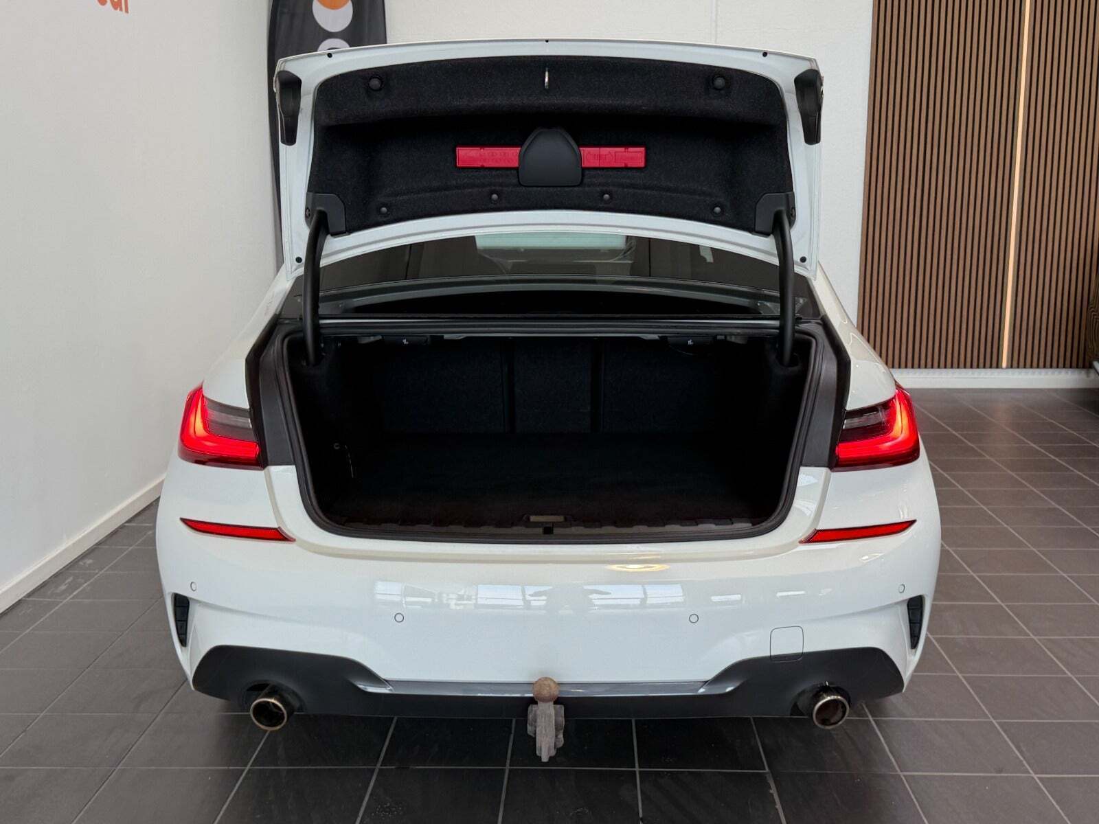 Hvid BMW 330e fra 2019