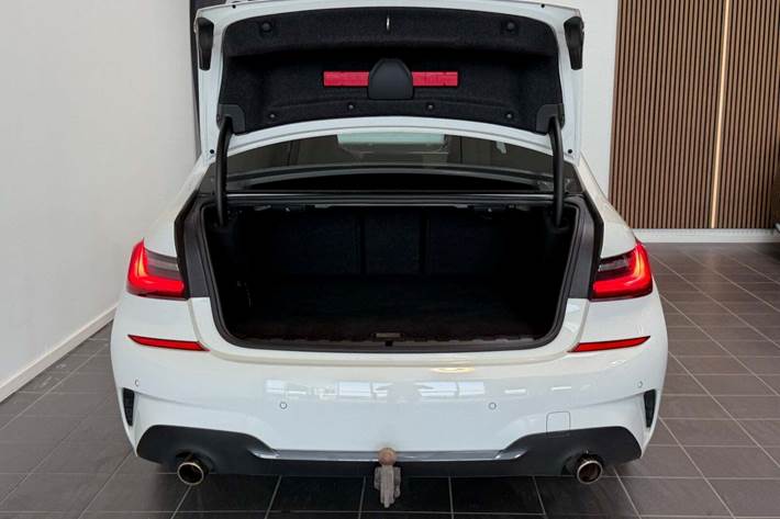 Hvid BMW 330e fra 2019