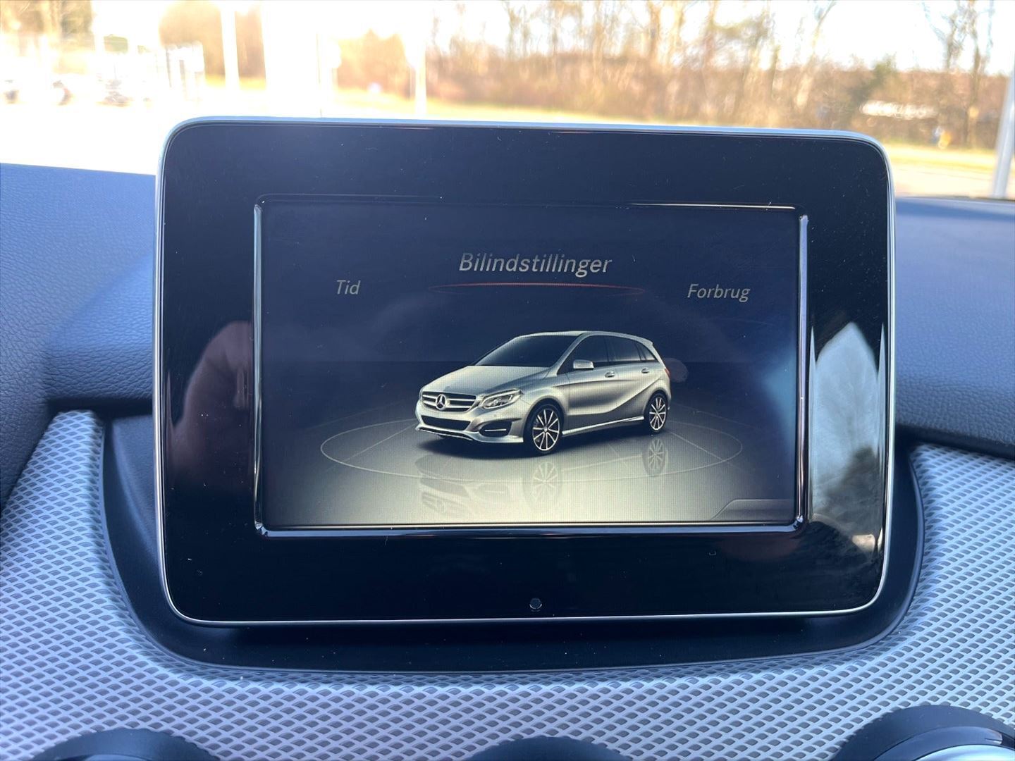 Grå Mercedes B180 fra 2015