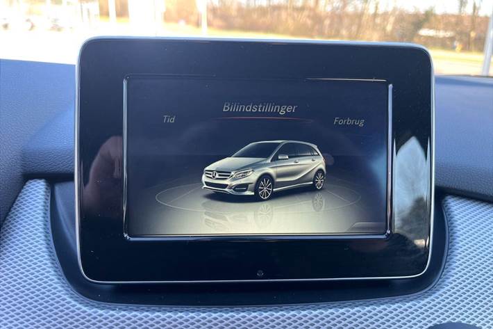 Grå Mercedes B180 fra 2015