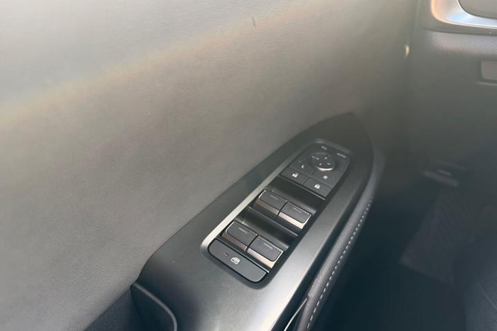 Sort Lexus RZ fra 2024