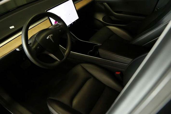 Sort Tesla Model 3 fra 2020