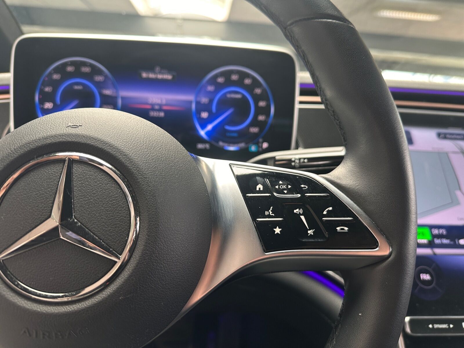 Grå Mercedes EQE300 fra 2024