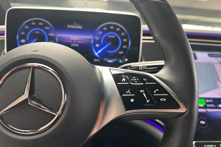 Grå Mercedes EQE300 fra 2024