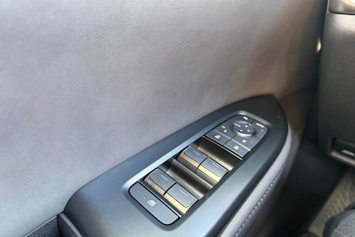 Sort Lexus RZ fra 2024