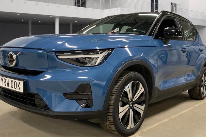 Blå Volvo XC40 fra 2023 set udefra