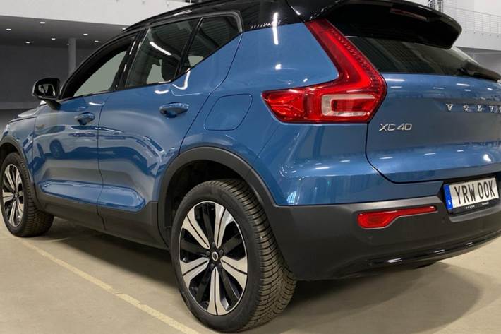 Blå Volvo XC40 fra 2023