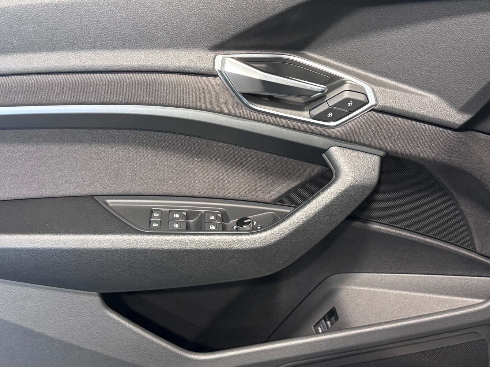 Sort Audi e-tron fra 2023