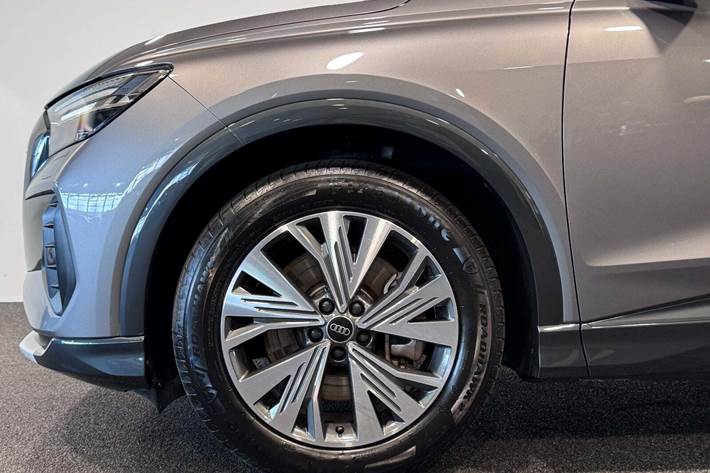 Grå Audi Q4 e-tron fra 2024