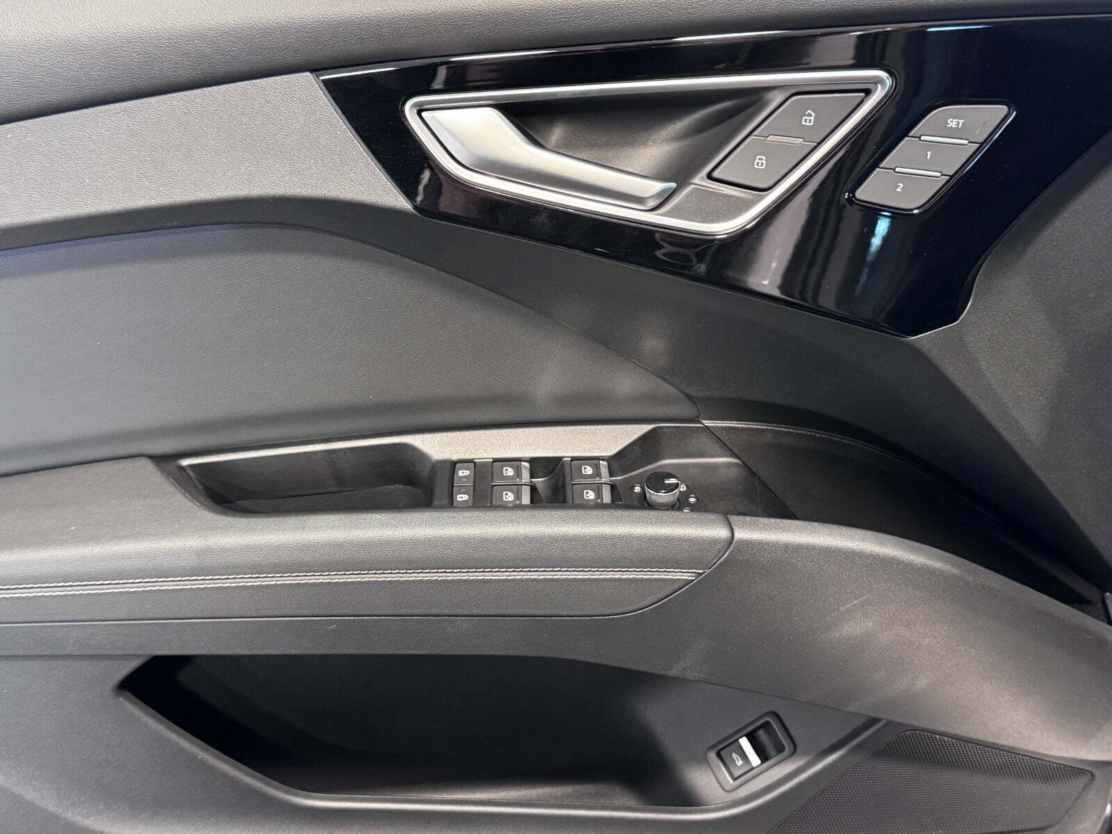 Grå Audi Q4 e-tron fra 2024