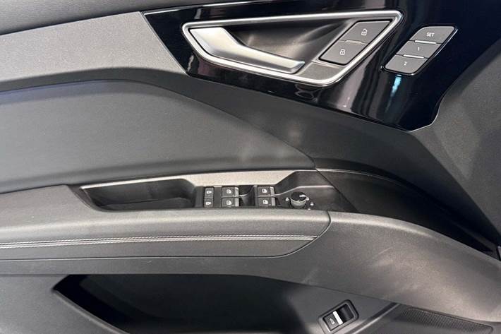 Grå Audi Q4 e-tron fra 2024