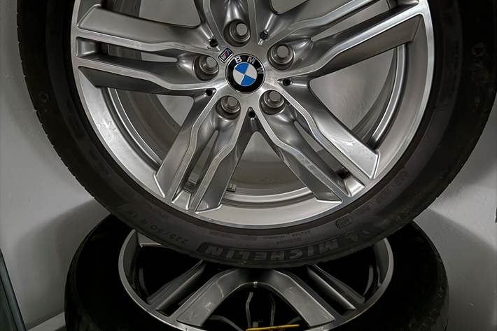 Grå BMW X1 fra 2020