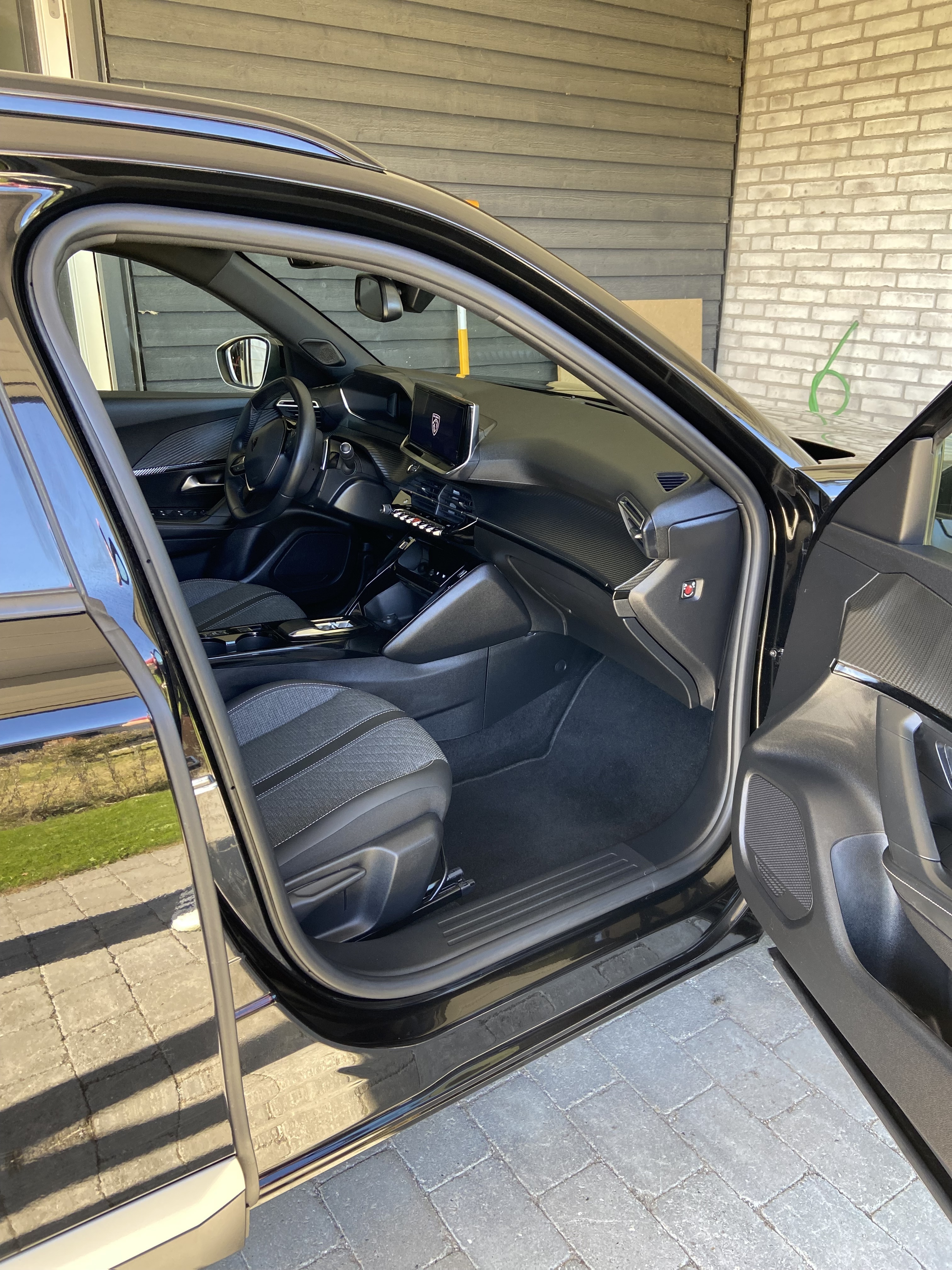 Sort Peugeot 2008 fra 2023