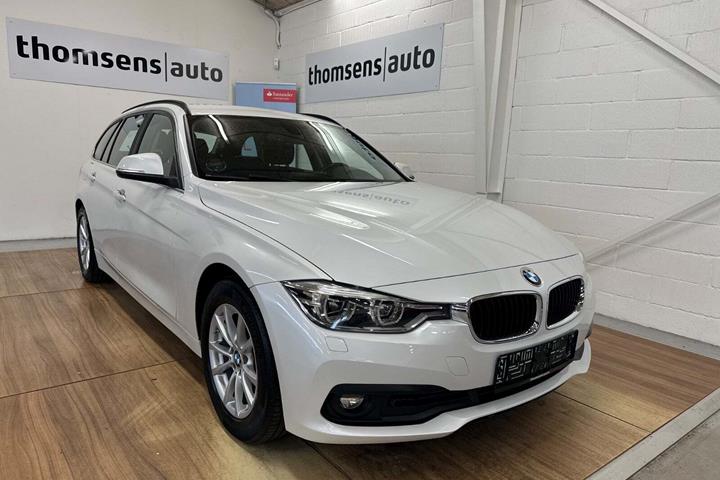 Hvid BMW 320d fra 2019 set udefra