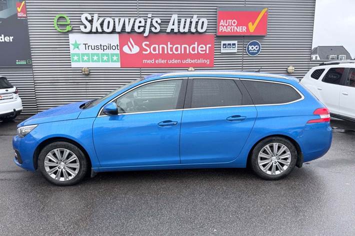 Blå Peugeot 308 fra 2021