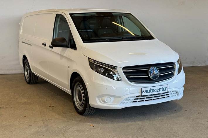Hvid Mercedes Vito 114 fra 2023 set udefra