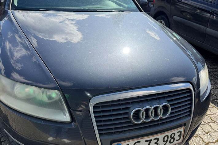 Grå Audi A6 fra 2004