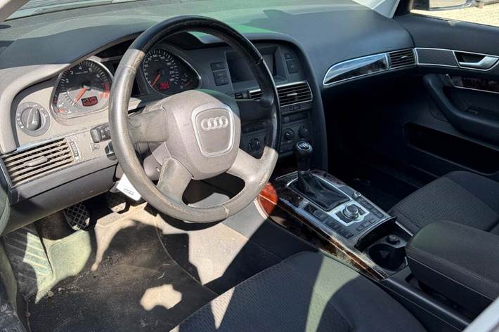 Grå Audi A6 fra 2004