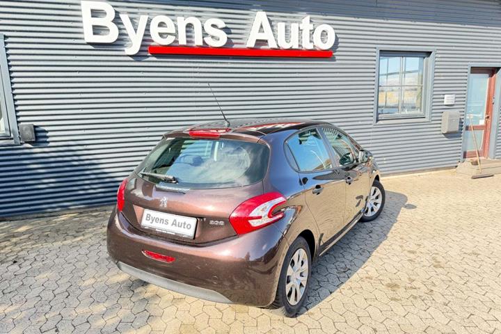 Sort Peugeot 208 fra 2012