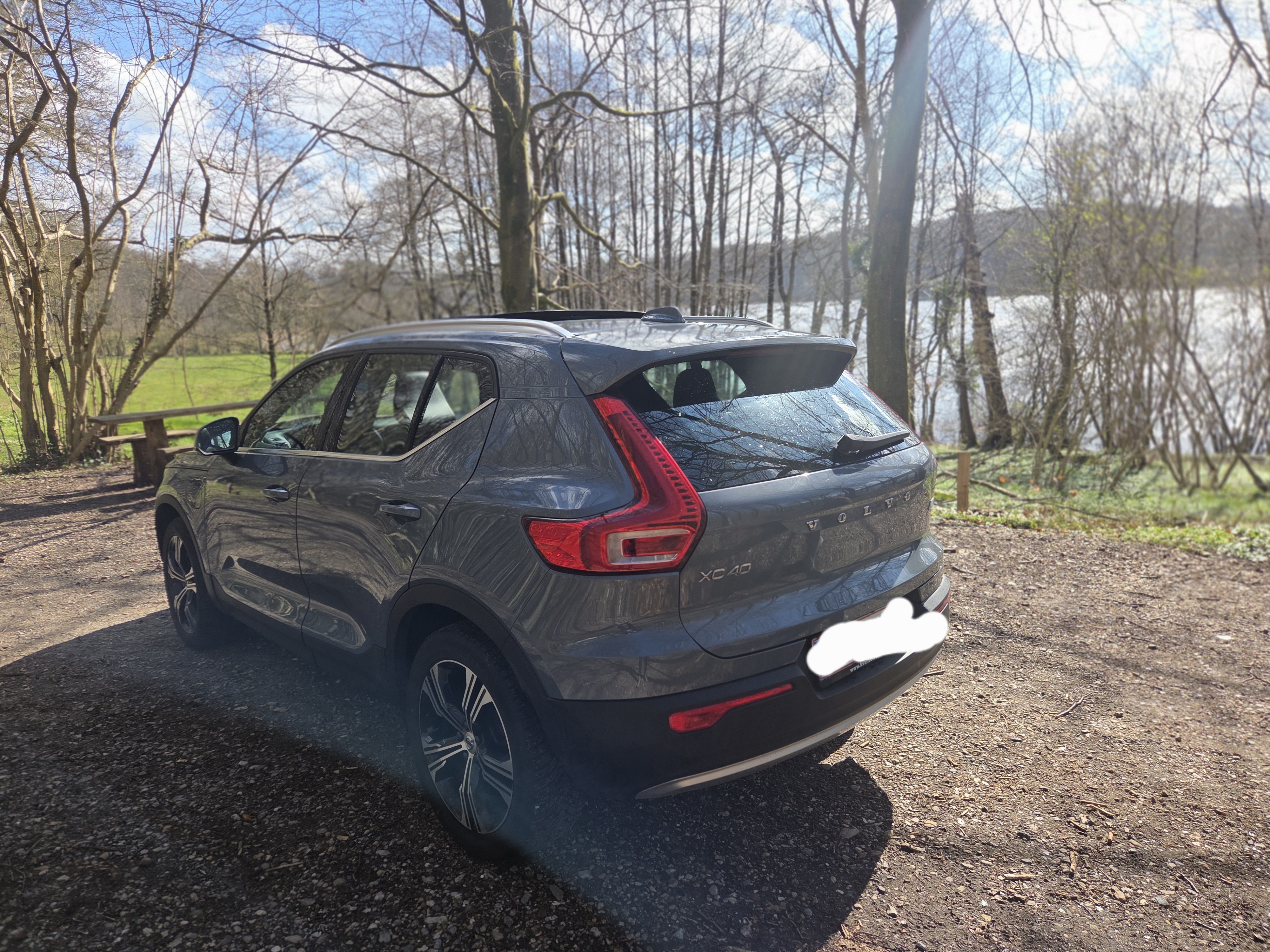 Grå Volvo XC40 fra 2021