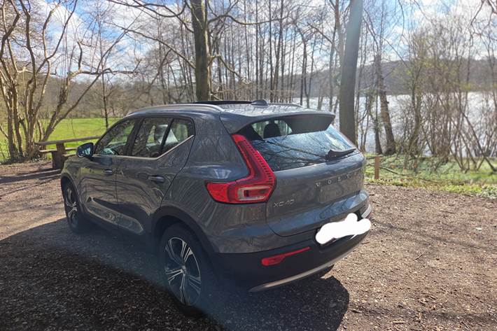 Grå Volvo XC40 fra 2021