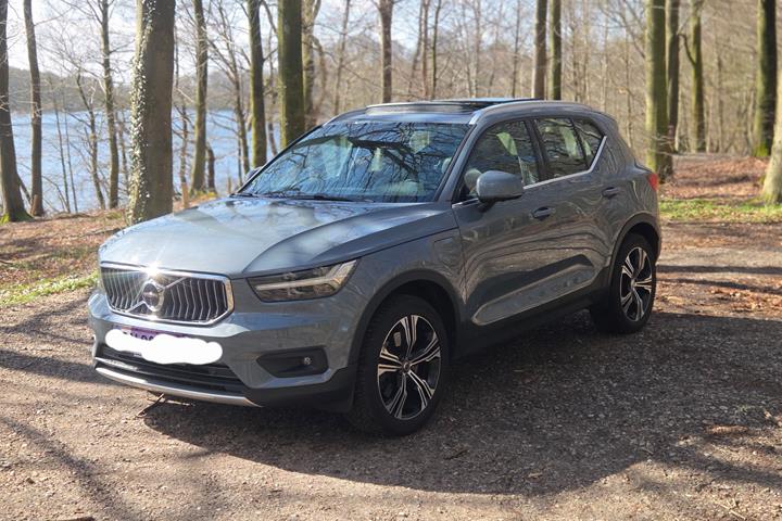 Grå Volvo XC40 fra 2021