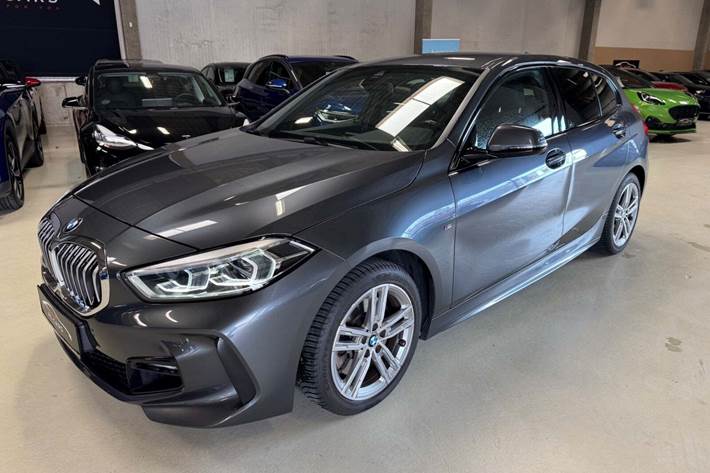 Grå BMW 120i fra 2021