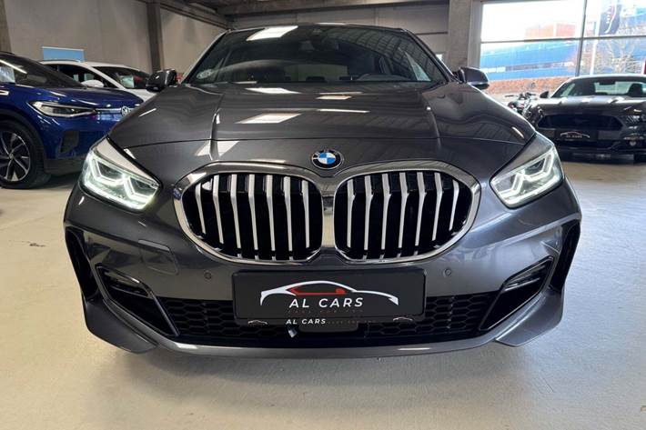 Grå BMW 120i fra 2021