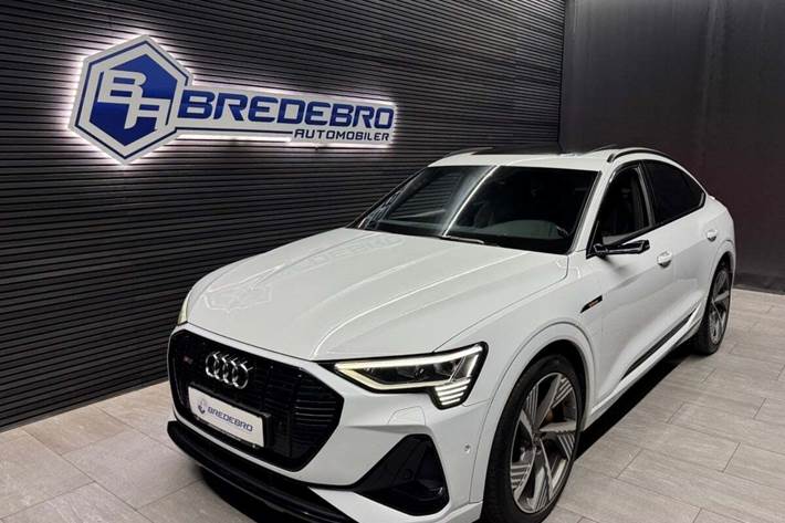 Hvid Audi e-tron fra 2021