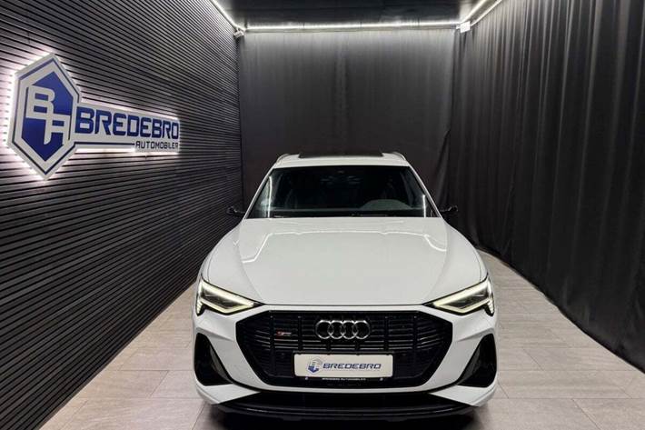 Hvid Audi e-tron fra 2021