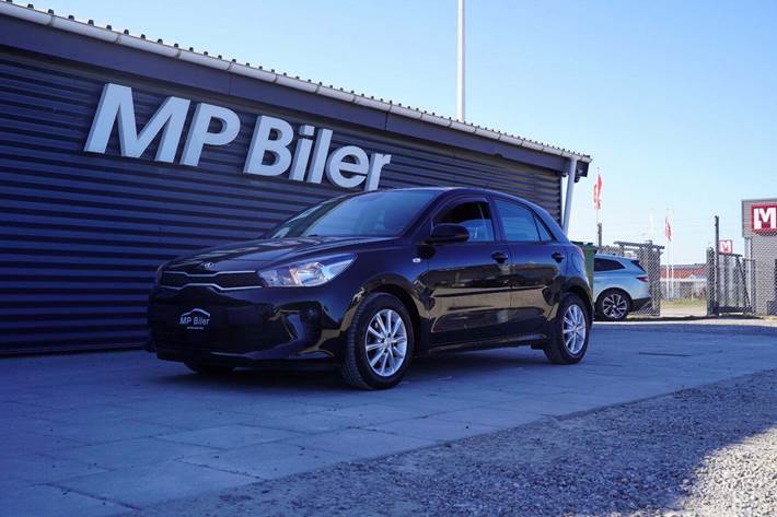 Sort Kia Rio fra 2017 set udefra