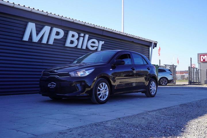 Sort Kia Rio fra 2017 set udefra