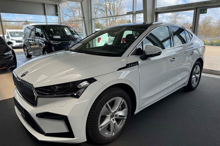 Hvid Skoda Enyaq fra 2025 set udefra